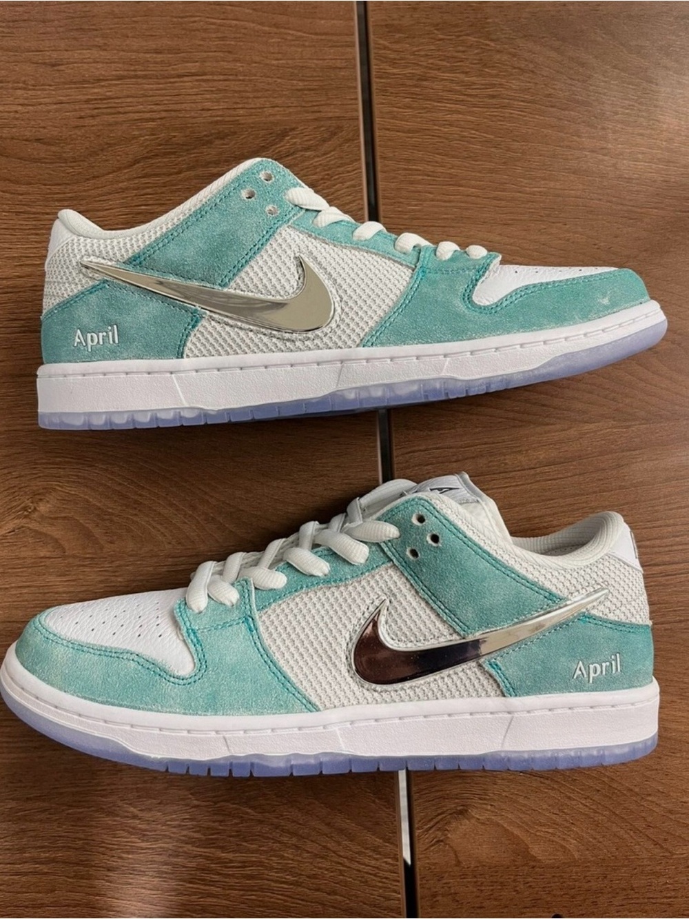 Nikes SB low dunk April edition